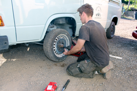 changing wheel on VW T25